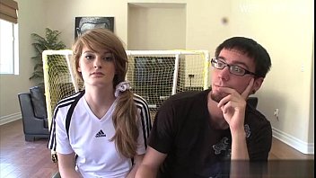Юная шлюшка занимается анальным сексом, а затем хорошо сосет член