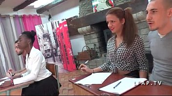 Порно В Black School Снятый Совет и начинает сосание петух