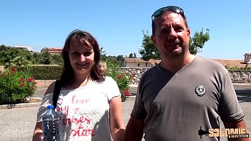 Старуха трахается на публике в густой тени, где им нравится