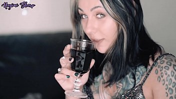 Это легко и требует смелости, чтобы отсосать член после стакана крепкого ххх