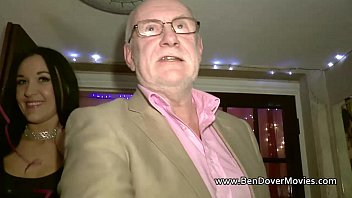 60-летний дедушка трахает свою 20-летнюю племянницу