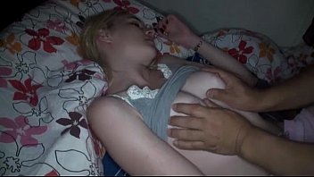 Его сестра сосет его член и трахается, когда его родители спят