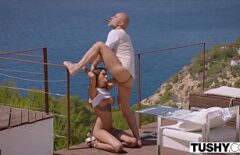 Секс в море на балконе утром с супер сексуальной девушкой