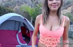 Молодая женщина, которая любит трахаться в палатке